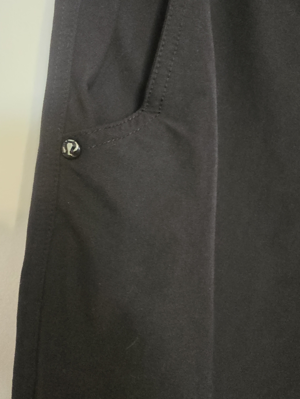 Lululemon Mens Shorts With Zippers Lots Of Pockets Black Sz 34 - Picture 4 of 5